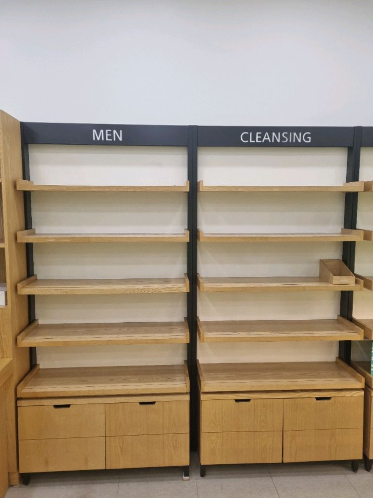 이니스프리 화장품 판매대 이미지