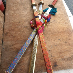 황동장식 장검 세자루 이미지