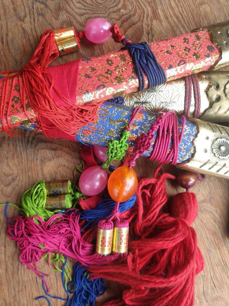 황동장식 장검 세자루 이미지