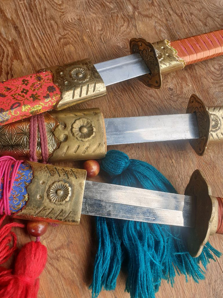 황동장식 장검 세자루 이미지