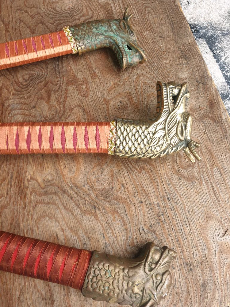 황동장식 장검 세자루 이미지