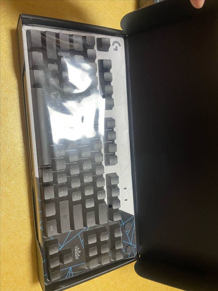 로지텍 G프로 롤 KDA에디션 텐키리스 게이밍 키보드--1