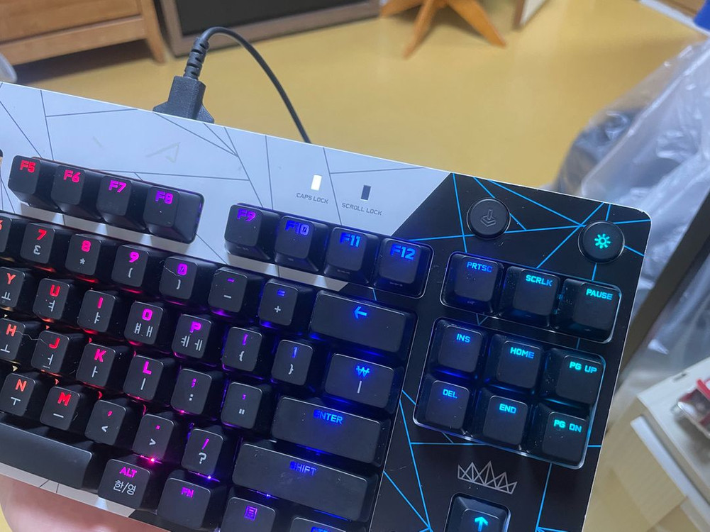 로지텍 G프로 롤 KDA에디션 텐키리스 게이밍 키보드--2