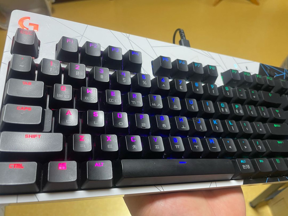 로지텍 G프로 롤 KDA에디션 텐키리스 게이밍 키보드--3