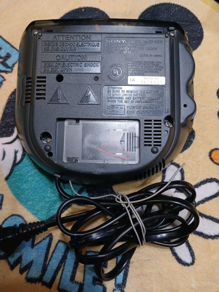 소니 FM/AM 시계 라디오 ICF-C211입니다. FM/AM 라디오 청취는 물론 시계 기능--2