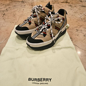 버버리 여성 로우탑 스니커즈 새상품 미착용 사이즈 35