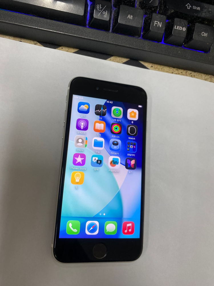 아이폰 SE2 화이트 SSS급 128GB 무잔상 배터리100% 회사폰 업무폰 세컨폰 196312--1