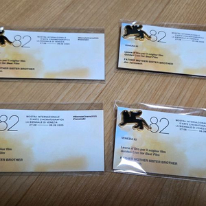 마더파더시스터브라더 뱃지 포스터 팝니다.