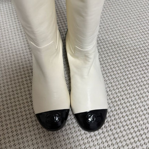샤넬 롱부츠 .정품.245새상품
