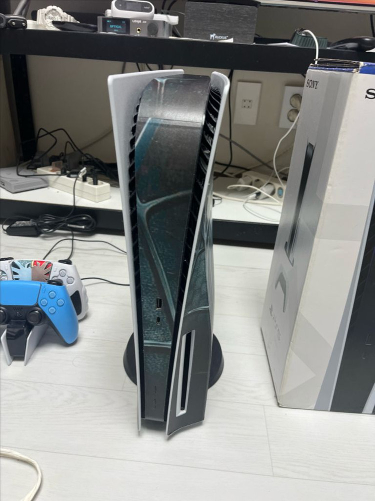 PS5 디스크 풀박스 + 패드2개 + 게임2종(서비스)--1