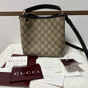 구찌 GG 엠블럼 스몰 버킷백 새상품급 풀구성 팝니다.