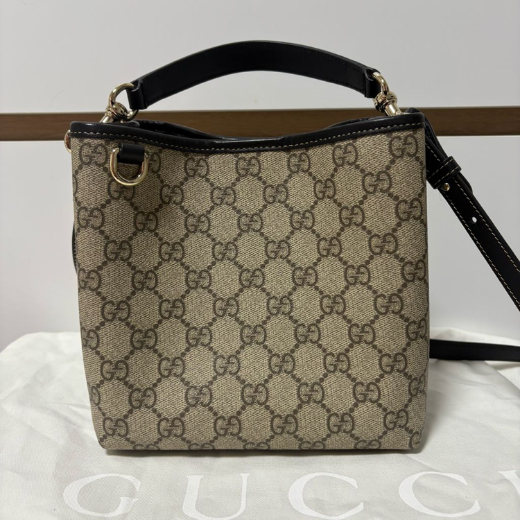 구찌 GG 엠블럼 스몰 버킷백 새상품급 풀구성 팝니다.--1