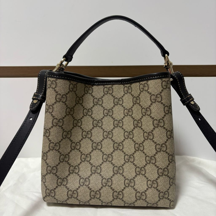 구찌 GG 엠블럼 스몰 버킷백 새상품급 풀구성 팝니다.--2