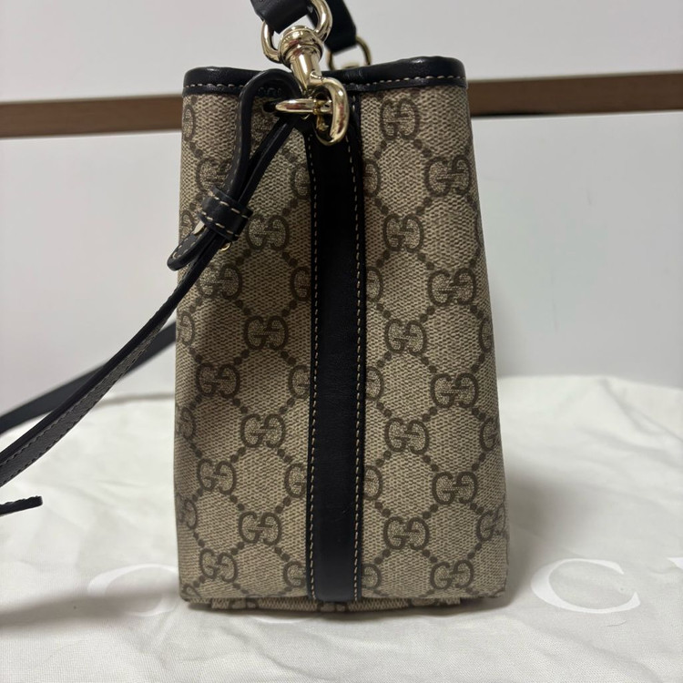 구찌 GG 엠블럼 스몰 버킷백 새상품급 풀구성 팝니다.--3