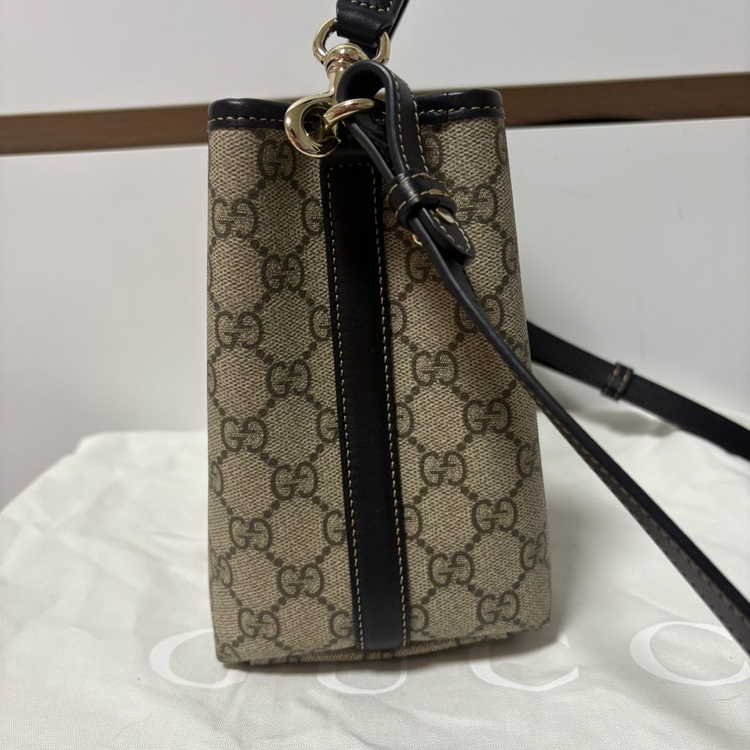 구찌 GG 엠블럼 스몰 버킷백 새상품급 풀구성 팝니다.--4