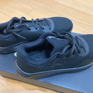 언더아머 차지드 퍼수트 3 블랙 러닝화 265