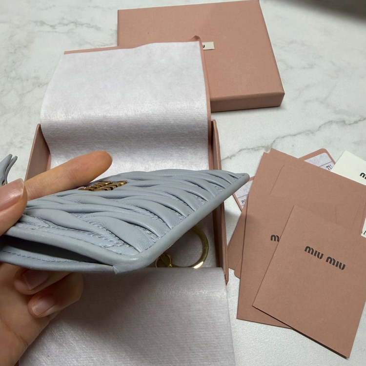 미우미우 마테라쎄 지퍼카드지갑 이미지