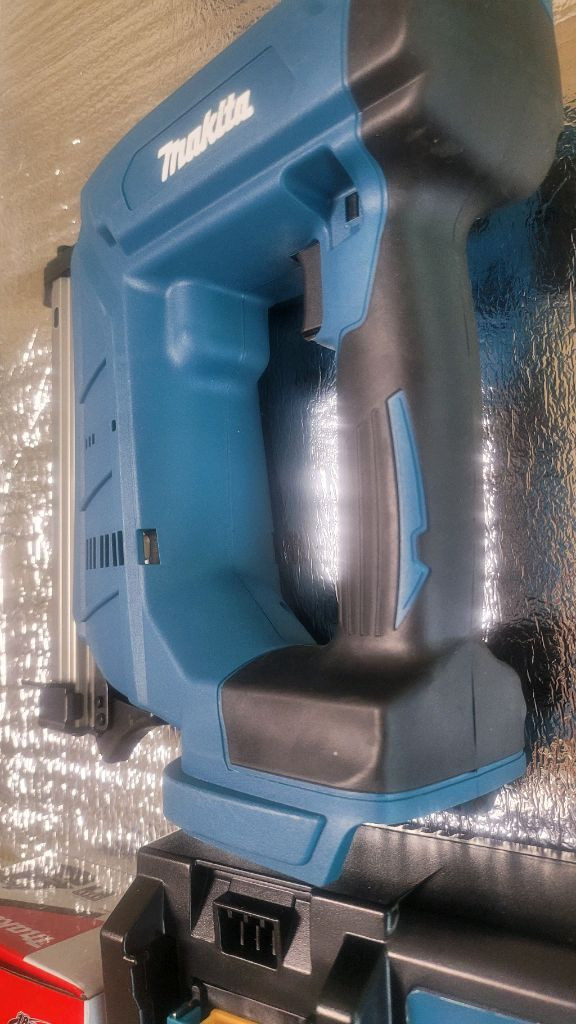 마끼다 타정기 타카 네일건 18V 팝니다.--4
