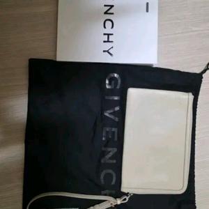 지방시 아이보리 클러치백 새상품 급처