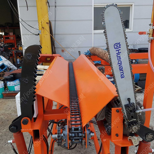 상 원목을 사이즈에 맞게 절단할수 있는 원목절단기 입니다. 톱은 20인치여서 지름 400까지는 무난합니다