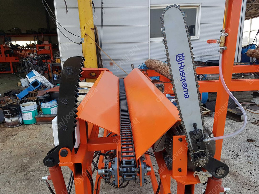 상 원목을 사이즈에 맞게 절단할수 있는 원목절단기 입니다. 톱은 20인치여서 지름 400까지는 무난합니다--3