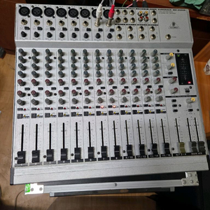베링거 16채널 음향믹서기 팝니다 이미지