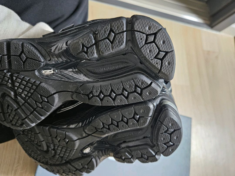 뉴발란스 1906R 운동화 이미지