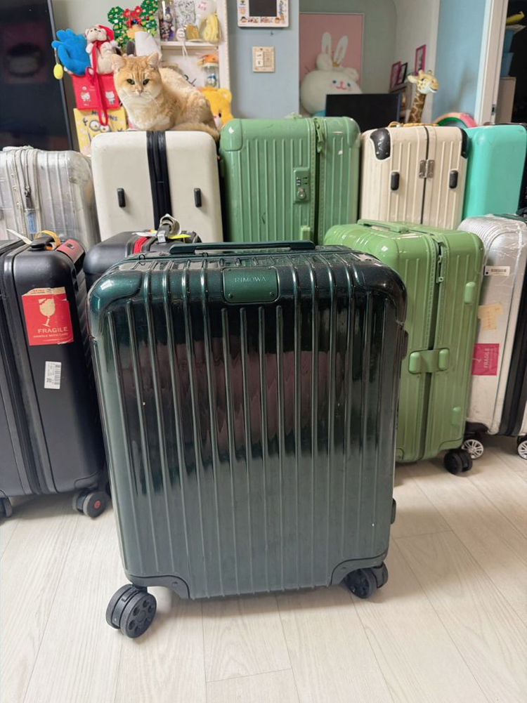 리모와 에센셜 캐빈 짙은 녹색 캐리어--1