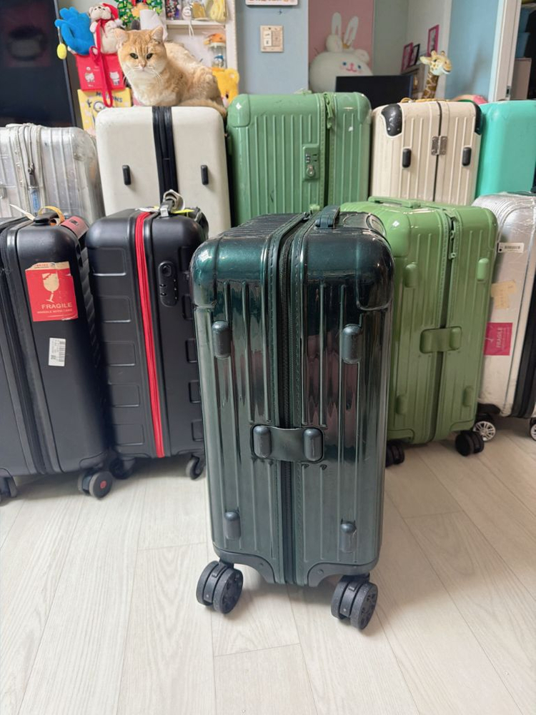 리모와 에센셜 캐빈 짙은 녹색 캐리어--2