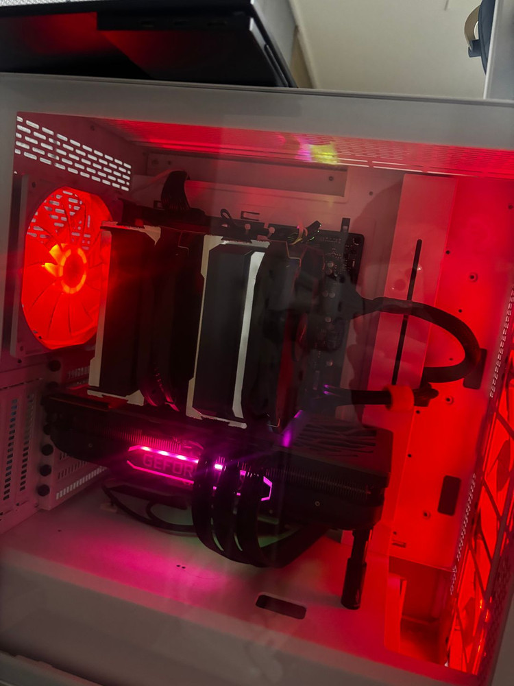 고성능 게이밍 PC 반본체 이미지