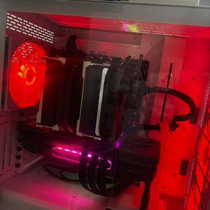 고성능 게이밍 PC 반본체 이미지