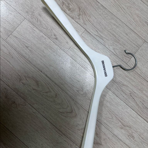 브라운야드 상의 옷걸이 화이트
