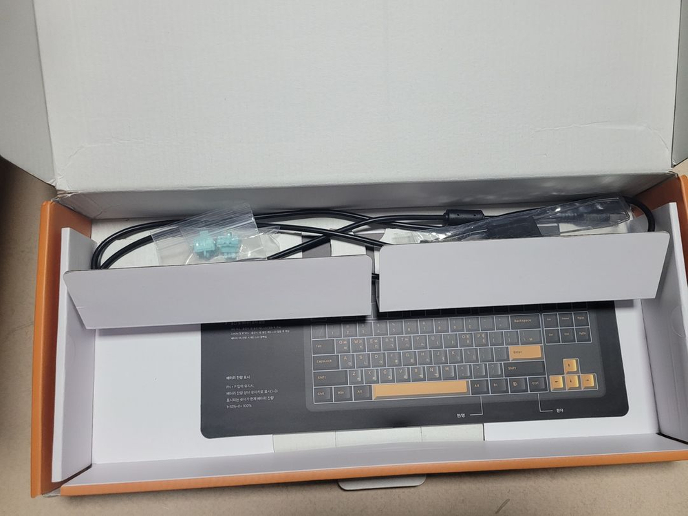 큐센 Q87 PBT 블랙 민트축 기계식키보드 팝니다.--3