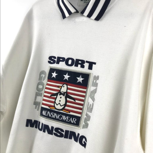 먼싱웨어 올드스쿨 y2k 맨투맨 스포티빈티지 화이트 대대장
