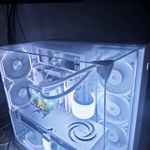 라이젠7 9800X3D RTX5080 고사양본체 팝니다 이미지