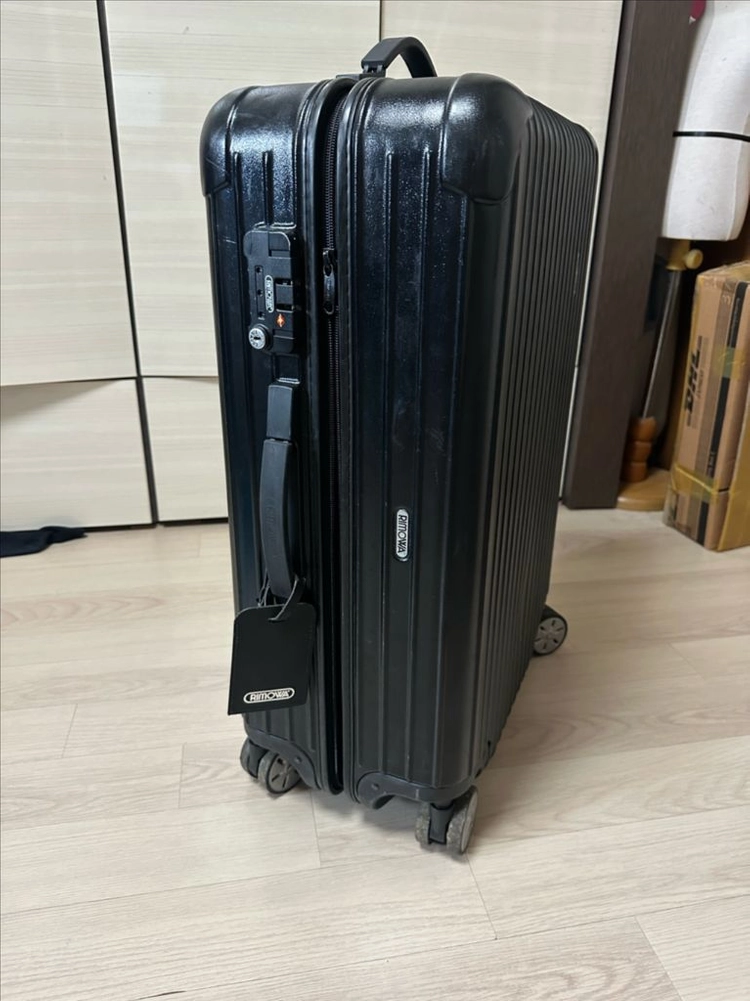리모와 에센셜 24인 블랙 캐리어 싸게 판매합니다! 이미지