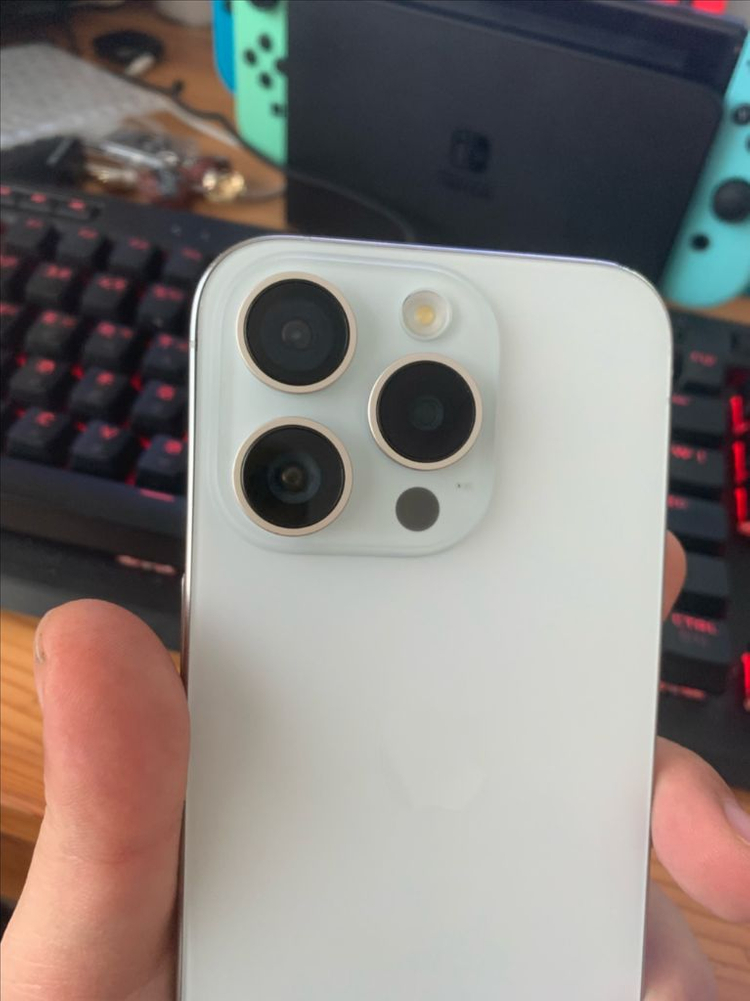 아이폰 15프로 256GB 화이트--8