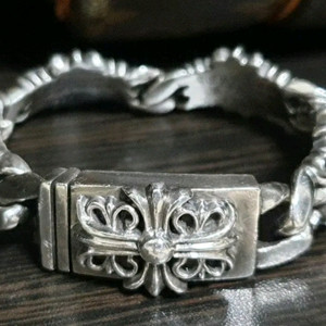 정품 크롬하츠 팔찌 키퍼 라지 사이즈 팝니다.