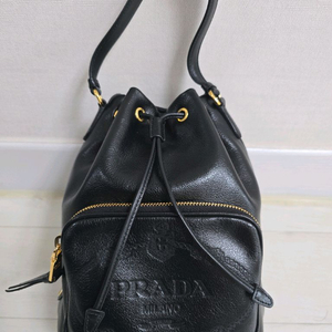 프라다 소프트 레더 버킷 백 블랙 1BH038 2EBJ F0002 복조리 가방 팝니다.