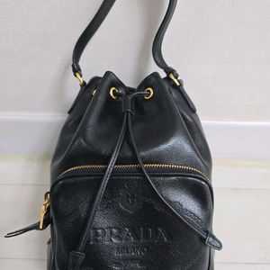 프라다 소프트 레더 버킷 백 블랙 1BH038 2EBJ F0002 복조리 가방 팝니다.