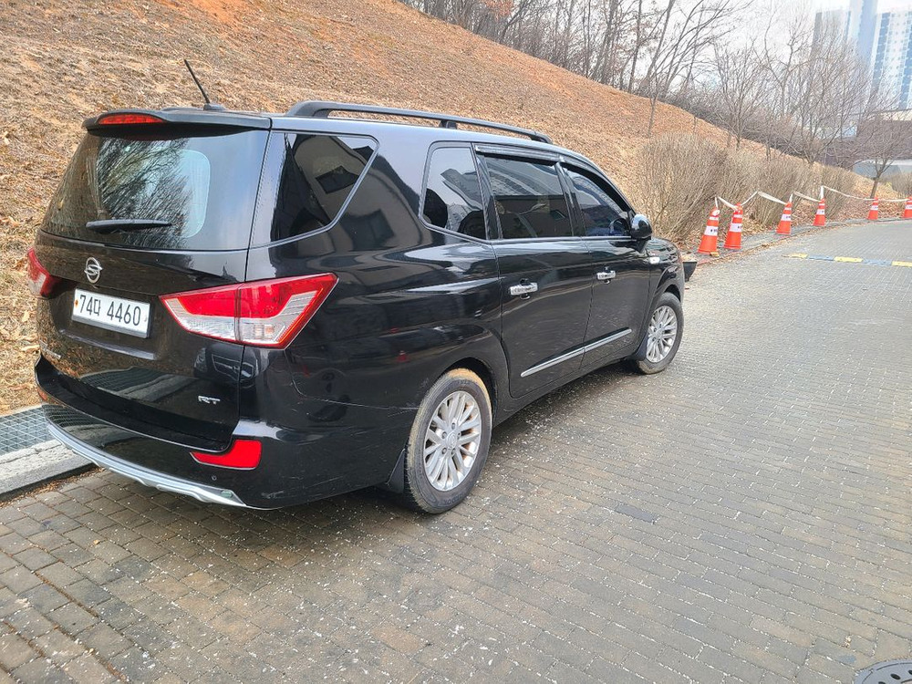 코란도 투리스모 4륜 RT 11인승--3