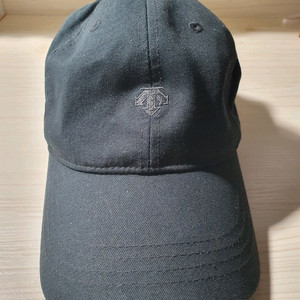 데상트 모자 이미지