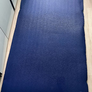 파란색 매트 요가 필라테스 놀이용 매트 2센치 푹신일반적인 요가 매트 보다는 가로 폭이 넓은 80 센치미터 입니다.