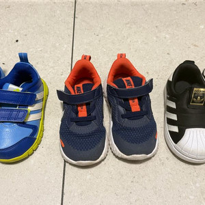 아디다스, 나이키 유아 신발 130사이즈 3켤레 판매합니다.