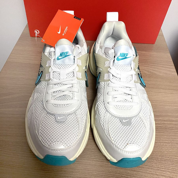 (새제품) 나이키 V2K RUN 265mm 운동화 러닝화 매장정품--2