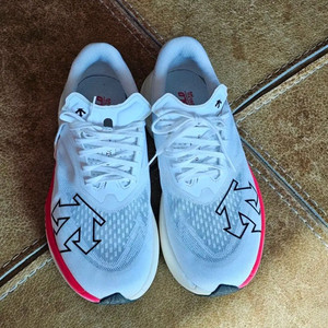 새상품급)250 데상트 남 여 공용 러닝화 운동화