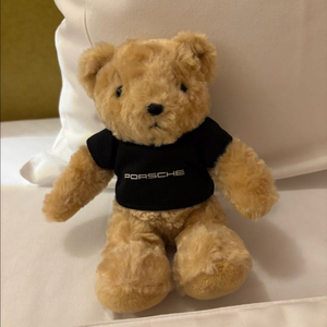 포르쉐 마크가 새겨진 한정판 곰돌이 인형입니다. 인테리어 소품으로 활용하기 좋은 새상품이에요. 곰돌이 컬렉터 분들의