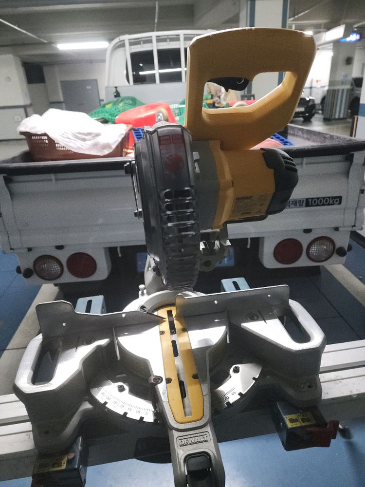 슬라이딩 각도절단기 dcs361 배터리2충전기 작업대 이미지