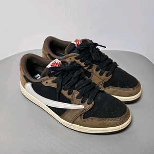 나이키 에어 조던1 로우 트래비스 스캇입니다사이즈는 250mm 이미지