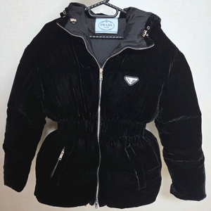 프라다 벨벳 후드 패딩 블랙(급처)
